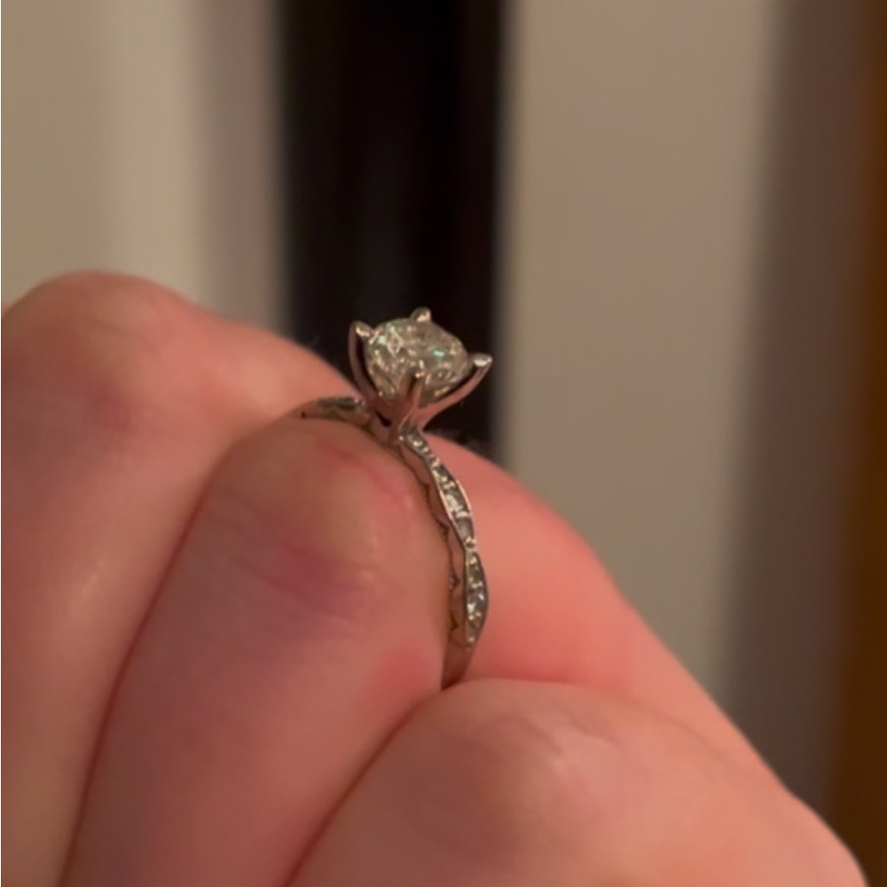 Tacori, size 6.5, 18k white gold. Very good condition. Originally $1200